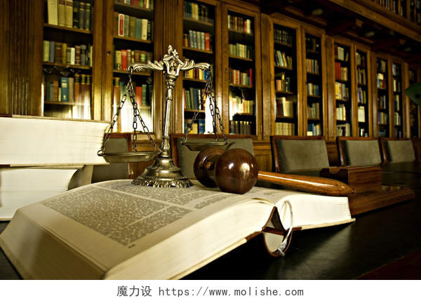 法庭空置中的法律和司法象征法律和司法概念